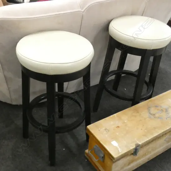 PR UPHOLSTERED STOOLS H.690mm