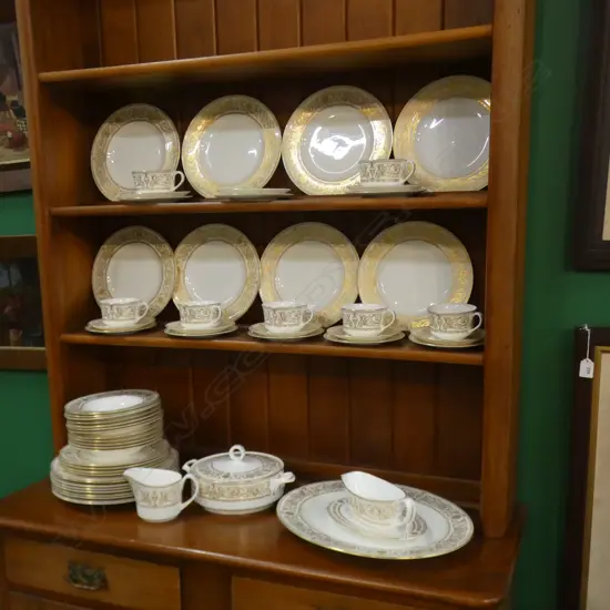 LARGE ROYAL WORCESTER 'HYDE PARK' DINNER SERVICE