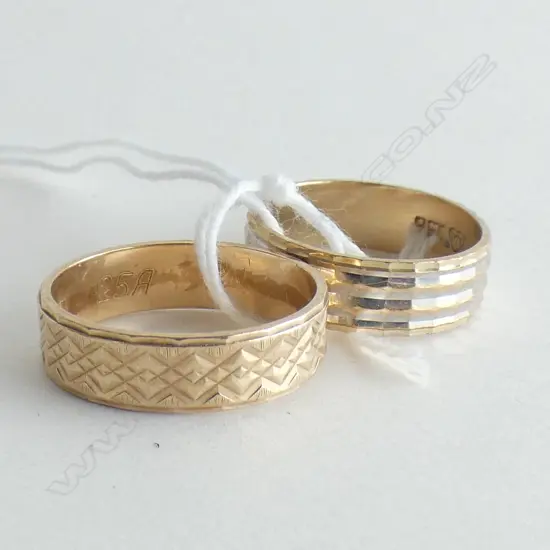 2 x 9CT GOLD ENGRAVED BAND RINGS 6.4gms