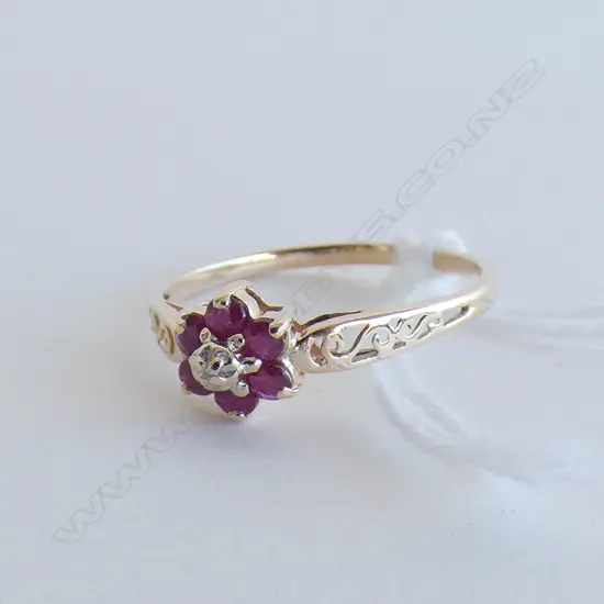 9CT GOLD RING WITH RUBY FLOWER SETTING RING SIZE N 1.1gm