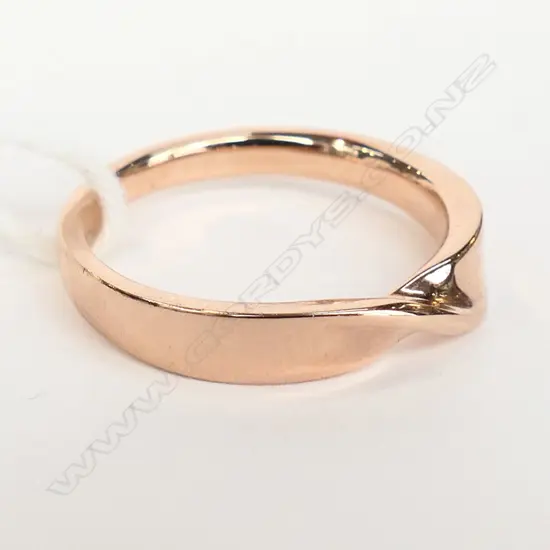 18CT ROSE GOLD RING WITH TWIST BAND DESIGN RING SIZE K 3.7gm