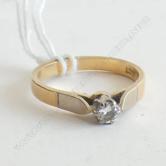 # 18CT GOLD & SOLITAIRE DIAMOND RING