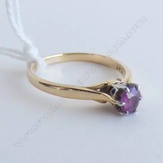 18CT & PURPLE STONE RING 2.9 GRAMS