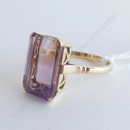 18CT GOLD AND AMETHYST DRESS RING 8.00CT RING SIZE Q 5.7gm
