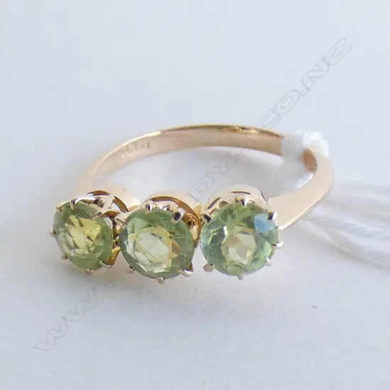 18CT GOLD AND THREE PERIDOT RING SIZE L 2.4gm