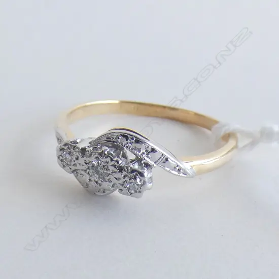 15CT GOLD AND THREE DIAMOND RING RING SIZE P 3.2gm