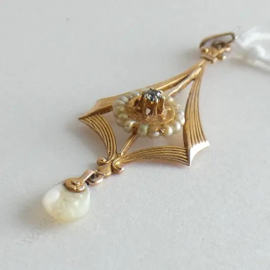 FINE ANTIQUE 9CT GOLD PENDANT (PEARLS & DIAMOND CHIP) 98m