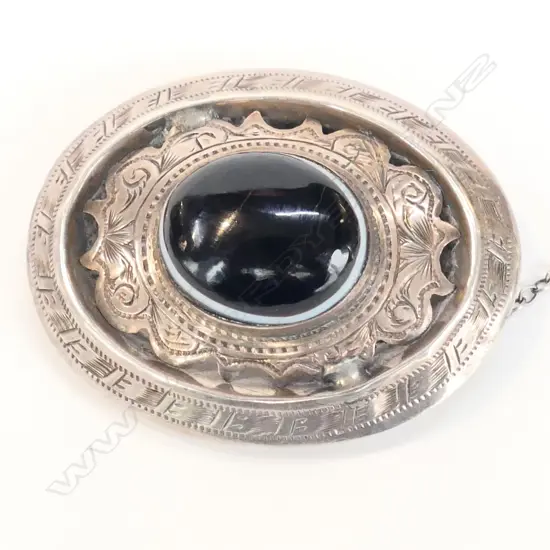 STG SILVER BROOCH WITH AGATE & CHAIN. REQUIRES NEW PIN L 42MM