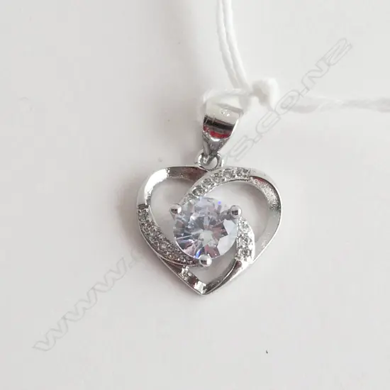 FAUX DIAMOND HEART PENDANT SET IN SILVER