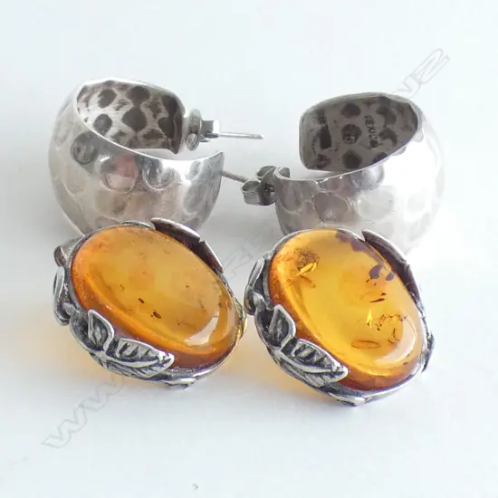 PAIR OF AMBER & SILVER EARRINGS AND PAIR OF SILVER EARRINGS