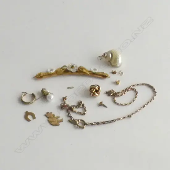 MIXED GOLD ASST INCL ROLLED GOLD, 9CT, ETC. SINGLE EARRINGS, A/F CHAIN, CHARMS, BUTTERFLY CLIPS ETC..