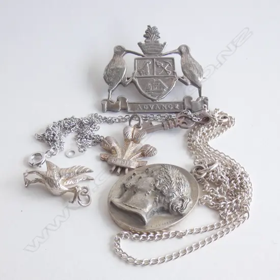 5 SILVER JEWELLERY ITEMS: Auckland coat-of-arms brooch by Young & Co. V&A pendant etc