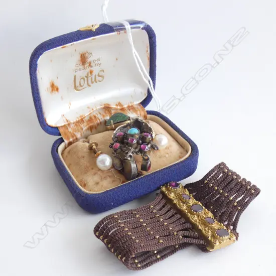 SEL. ANTIQUE JEWELLERY: GILT GARNET HAIR BRACELET. silver garnet brooch. 9ct pearl e/rings. gold ring broken