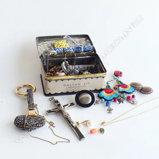 SM VINTAGE TIN FULL OF ASST COSTUME JEWELLERY