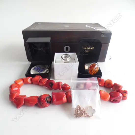 ASST. JEWELLERY IN VINTAGE BOX W.200mm (DYED RED CORAL NECKLACE, 2 STG RINGS, STG? LOCKET ON 925 CHAIN ETC)