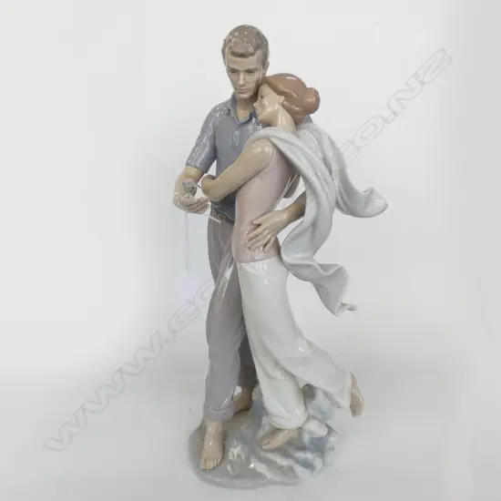 LLADRO #6848 COUPLE FIGURINE H.360mm DAMAGE TO FLOWERS