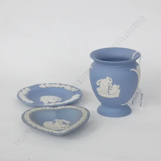 WEDGWOOD BLUE JASPER WARE VASE & 2 DISHES H 100 MM