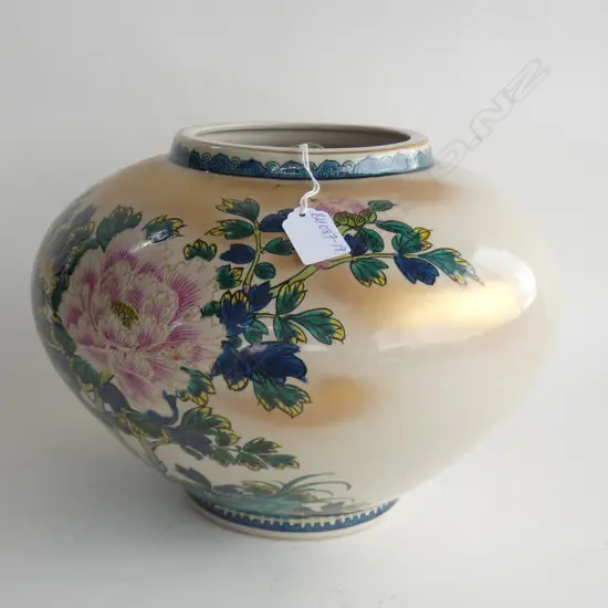 JAPANESE LGE KUTANI WIDE VASE H/PAINTED & GILDED. signed. H.230mm