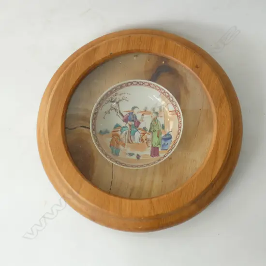ANTIQUE FAMILLE ROSE PLATE IN WOODEN FRAME 275mm dia