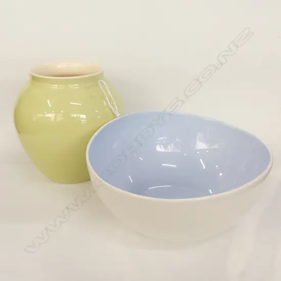 MARTIN BOYD GREEN VASE H.160mm + SIGNED STUDIO POTTERY BOWL