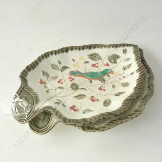 PR ANTIQUE WEDGWOOD LEAF SHAPED MAJOLICA BIRD DISHES L 240mm (one w. handl