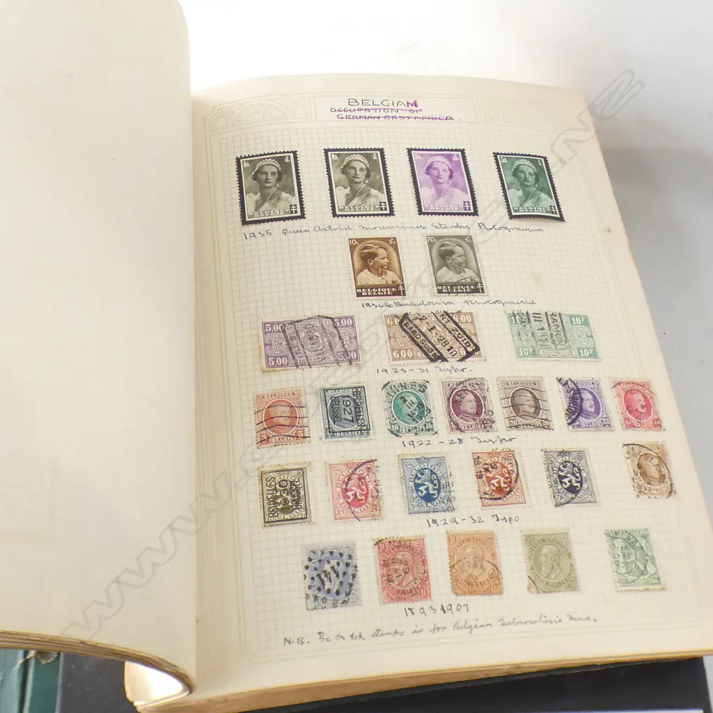 OLD STAMP ALBUM WORLD STAMPS  Image 1++