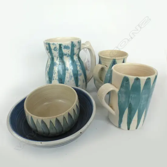 5 PCES HAMNER POTTERY BLUE TONES; 3 MUGS + 2 SMALL BOWLS 