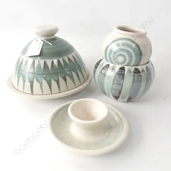 4 PCES HAMNER POTTERY GREEN TONES; LIDDED BUTTER DISH, 2 SMALL VASES, EGG CUP 