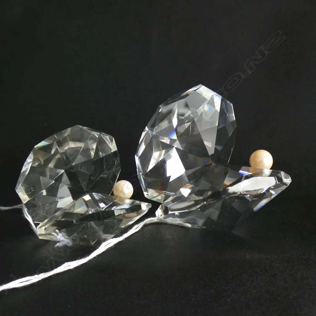2 SWAROVSKI CRYSTAL CLAMS WITH PEARLS Image 1++