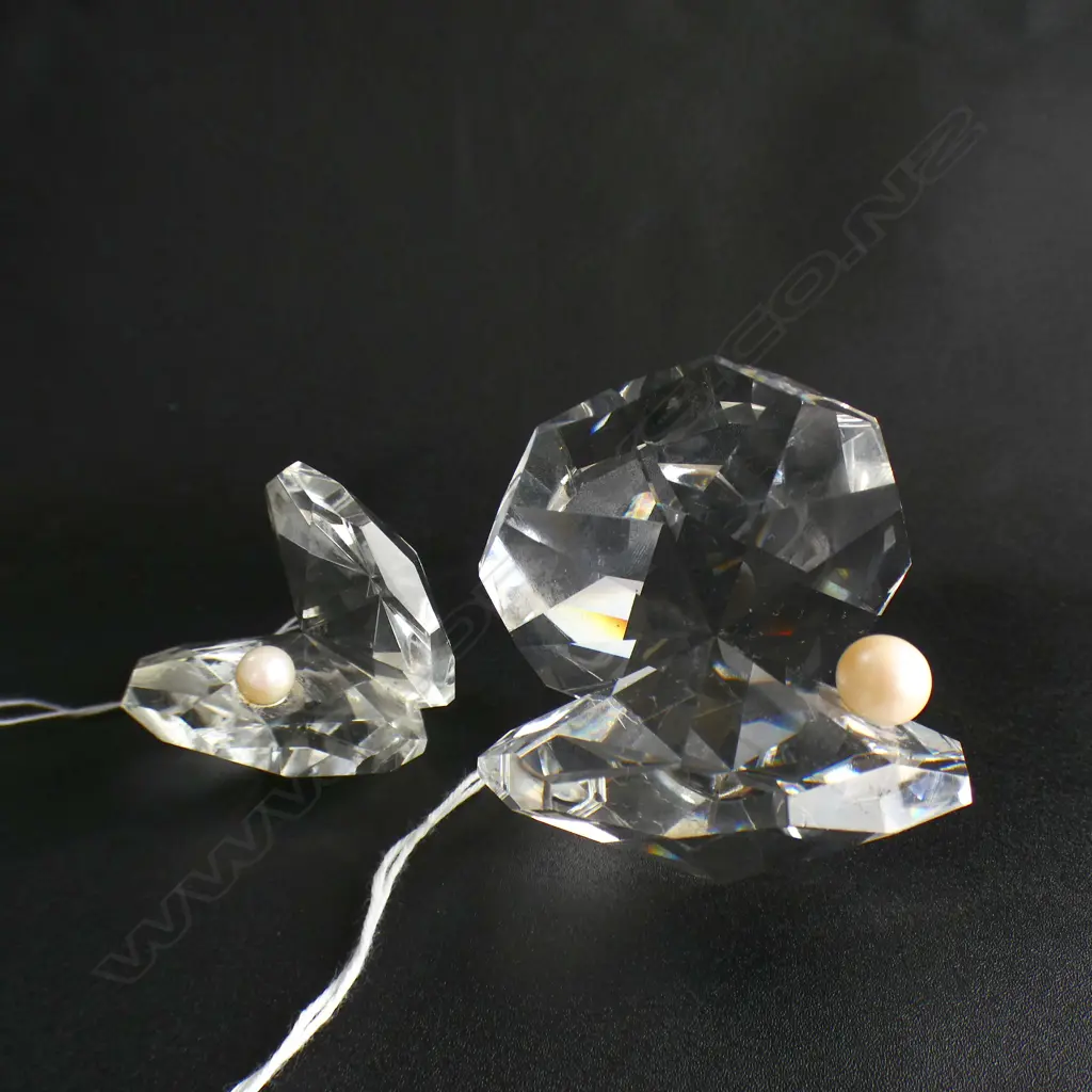 2 SWAROVSKI CRYSTAL CLAMS WITH PEARLS Image 1++