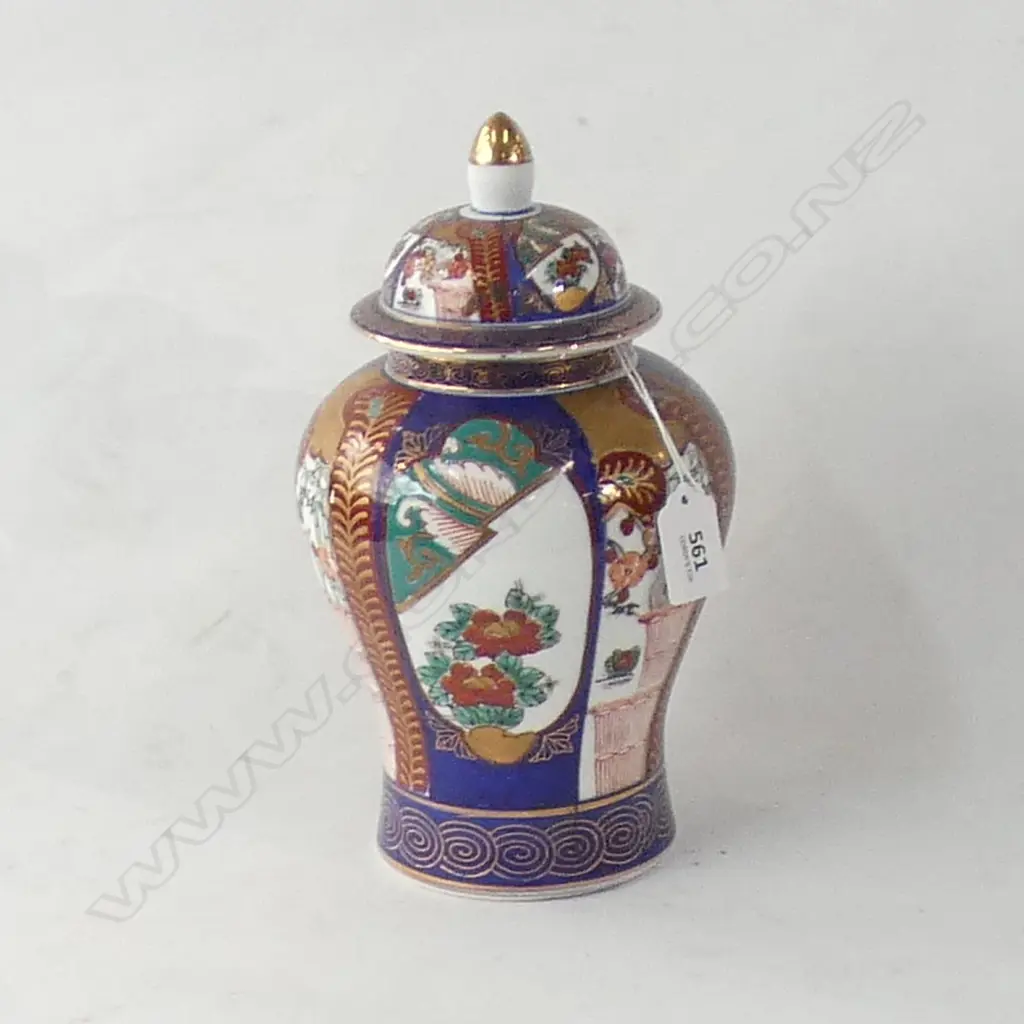 HAND PAINTED GOLD IMARI LIDDED JAR H 275MM Image 1++