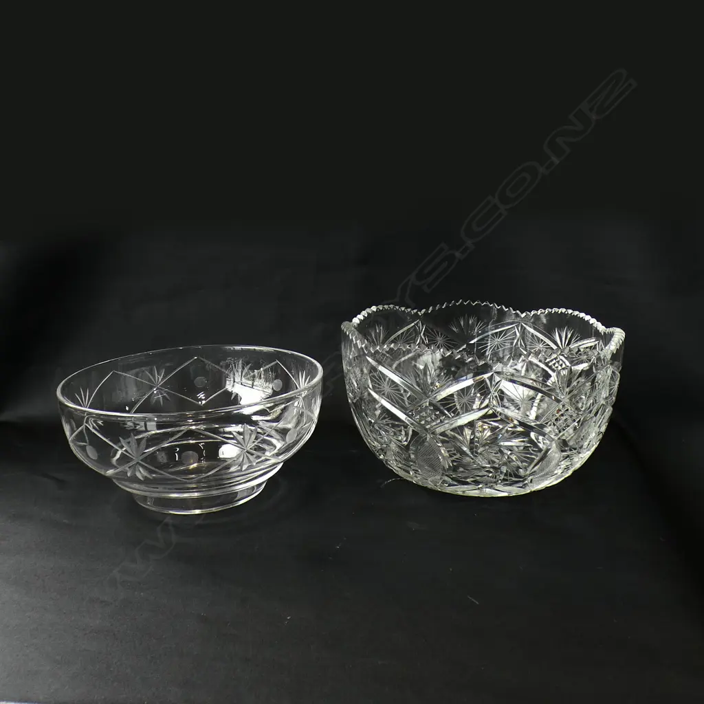 2 CRYSTAL BOWLS - 1 DIA 220MM  Image 1++