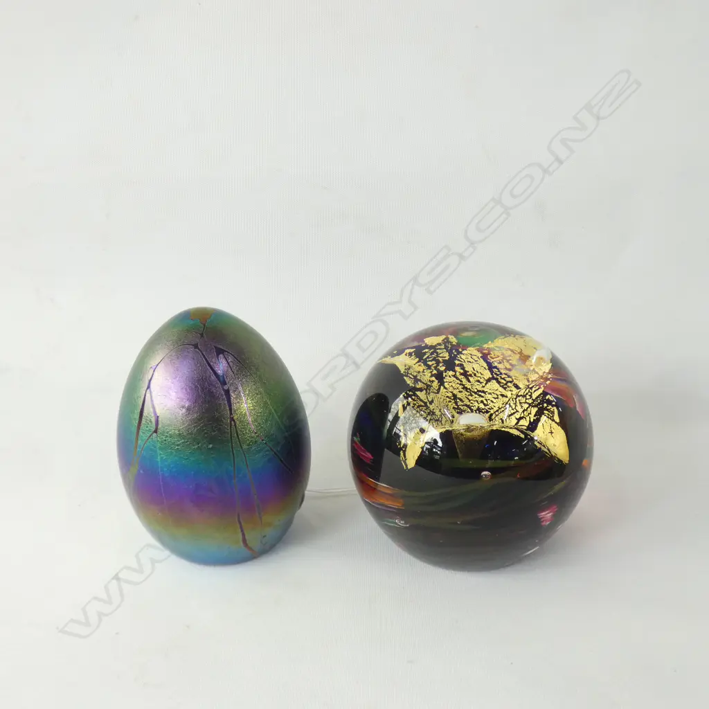 2 GARRY NASH GLASS PAPERWEIGHTS DIA 75MM Image 1++