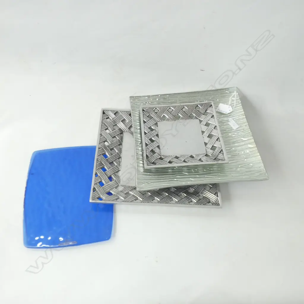 4 ASST MODERN PLATES; 2 GRADUATED METAL LATTICE RIMMED (SQ 265MM) + BLUE GLASS & SILVER GLASS  Image 1++