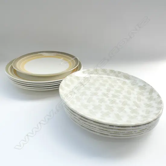 12 CROWN LYNN DINNER PLATES (6 IN 'STACCATO PATTERN)