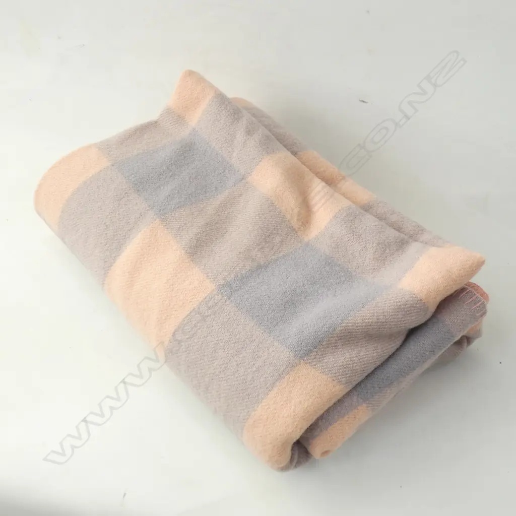 NZ LABLE 100% VIRGIN WOOL PINK TARTAN BLANKET Image 1++
