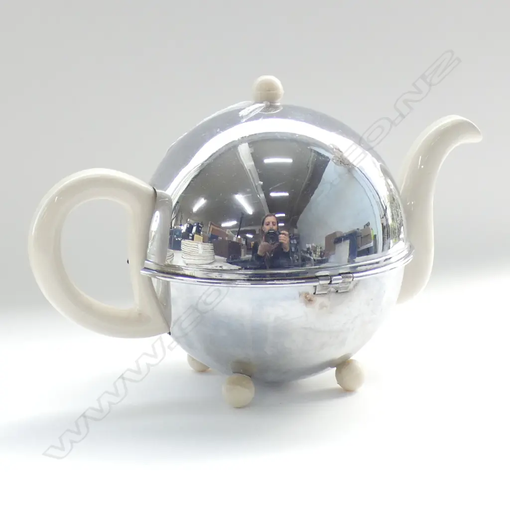 CLASSIC ART DECO 'EVER HOT' CERAMIC TEA POT IN CHROME COVER Image 1++