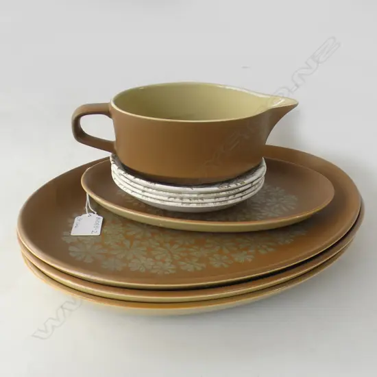 CROWN LYNN DOROTHY THORPE PALM SPRINGS 3 LG PLATTERS (L 325MM) + GRAVY JUG & UNDER PLATE  + 4 LEAF PAT. SAUCERS