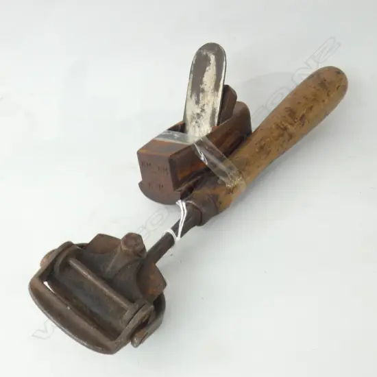 2 TOOLS WOOD SHAVER & SMALL PLANE