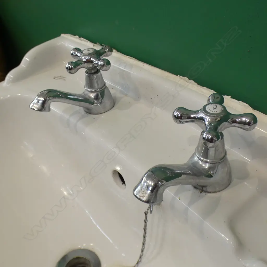 VINTAGE PORCELAIN BATHROOM SINK AND PEDESTAL H.  Image 1++