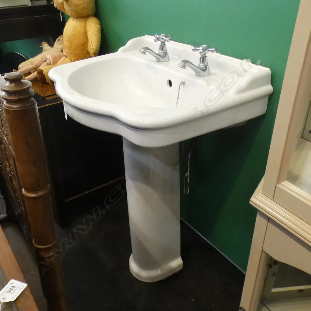 VINTAGE PORCELAIN BATHROOM SINK AND PEDESTAL H.  Image 1++