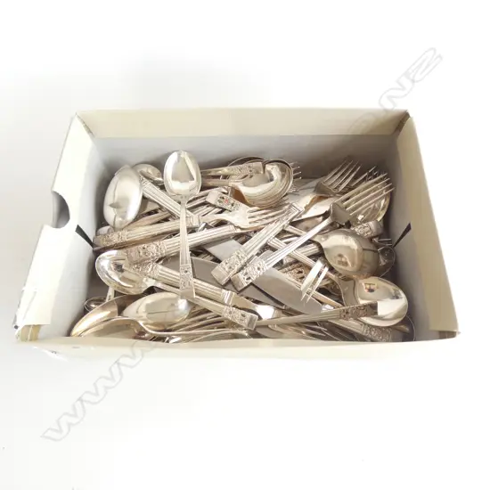 GOOD BOX LOT SILVER PLATE CUTLERY / MAINLY COMMUNITY PLATE