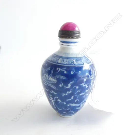 ORIENTAL B & W SNUFF BOTTLE RED JADE? STOPPER...