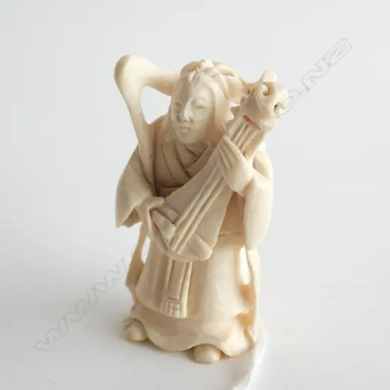 (19430) IVORY JAPANESE NETSUKE OF A MUSICIAN 