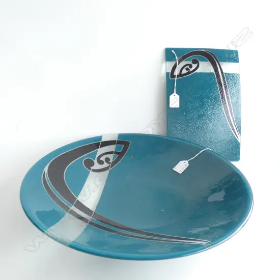 2 'TUNA' MODERN NZ GLASS DISHES. 1 LGE CIRCULAR (DIA. 400MM), 1 RECT. H.300MM