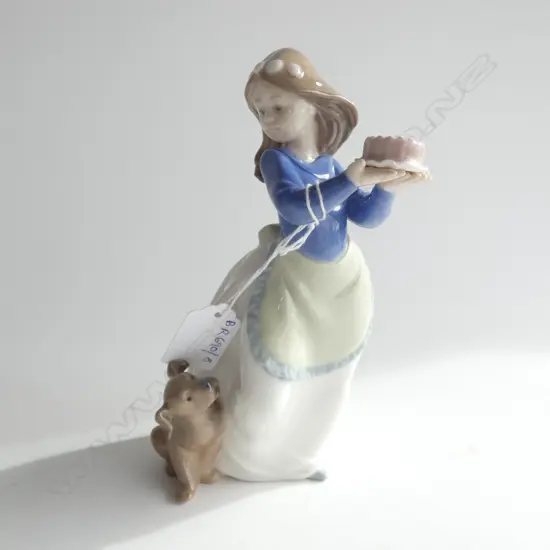 NAO GIRL w. CAKE & DOG H.180mm