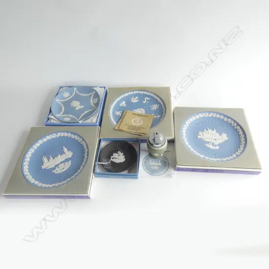 5 BOXED JASPERWARE PLATES + GREEN JASPERWARE TABLE LIGHTER
