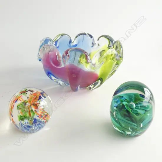ART GLASS MULTI COLOURED BOWL (DIA 165MM)  & 2 PAPERWEIGHTS 