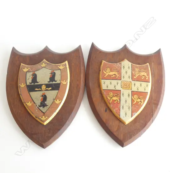 2 OAK SHIELDS; ROOSTERS & LIONS H. 220MM