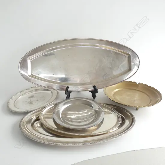 4 SILVER PLATE OVAL PLATTERS (LARGEST L. 555MM) / 1 PLATE & 1 BRASS PLATE 
